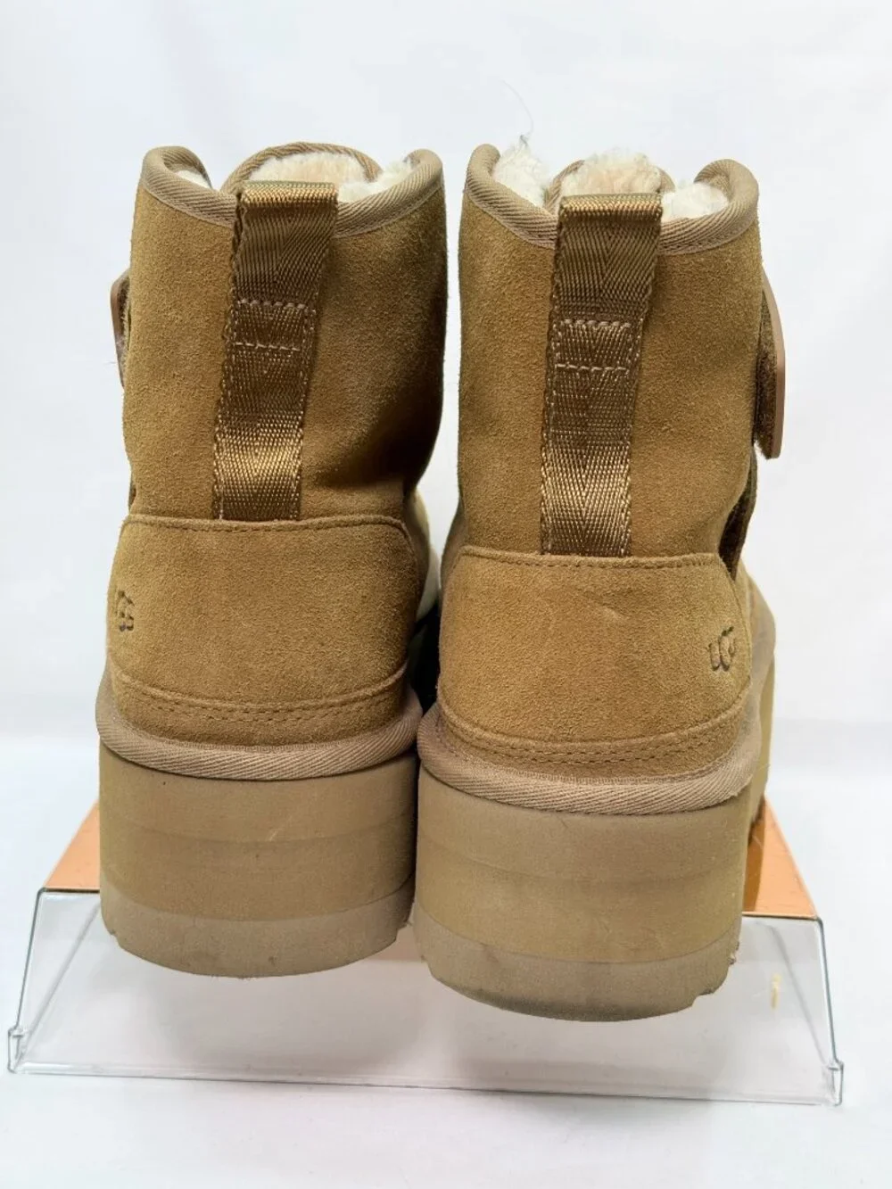 UGG pull gore left